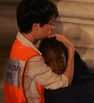 Una trabajadora de Proteccin Civil consuela a una afectada. (Foto: AFP)