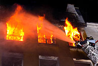 Los bomberos tratan de apagar las llamas de una de las plantas. (Foto: AFP)