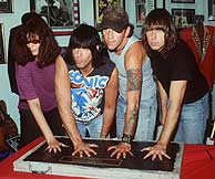Los miembros del grupo Los Ramones dejan su huella en una presentacin en Los ngeles. (Foto: EFE)
