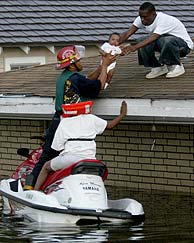 Bomberos rescatan a un beb de un tejado en Nueva Orleans. (Foto: AP)