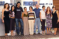 León de Aranoa rodeado por su elenco de actrices durante la presentación. (Foto: EFE)