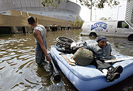 Dos personas buscan refugio en el 'Superdome'. (Foto: AP)