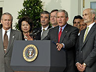 George W. Bush, rodeado de varios miembros de su gabinete, en la Casa Blanca. (Foto: REUTERS)