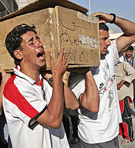Iraques lloran mientras transportan a uno de los fallecidos. (Foto: REUTERS)