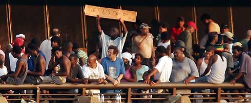 Los refugiados del 'Superdome' claman por la evacuacin del estadio. (Foto: Reuters)