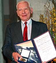 Rotblat, con el Premio Nobel de la Paz, en 1995. (Foto: AP)