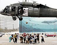 Un helicptero lanza comida y agua a varios afectados por los efectos del 'Katrina' en Nueva Orleans. (Foto: AP)