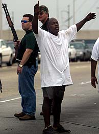 Un grupo de hombres armados se enfrentan a los agentes de la autoridad en Nueva Orleans. (Foto: EFE)