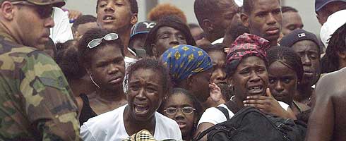 Vctimas del 'Katrina' expresan su frustracin ante miembros de la Guardia Nacional. (Foto: AP)