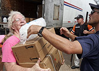 Una mujer recibiendo vveres de emergencia. (Foto: AP)