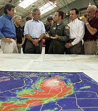 Bush, con responsables de las operaciones de rescate. El secretario de Seguridad Nacional, Michael Chertoff, a la derecha. (Foto: AP)