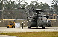 Un helicptero de la Guardia Nacional carga ayuda humanitaria. (Foto: Reuters)