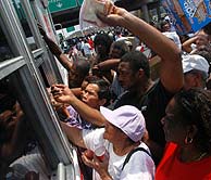 Una multitud se agolpa para conseguir alimentos que reparte el Ejrcito. (Foto: EFE)
