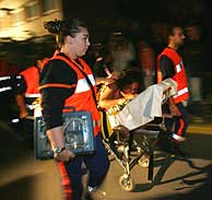 Servicios de socorro trasladan a uno de los heridos tras el incendio de Pars. (Foto: AFP)