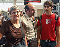 La familia Fuest-Dez, en el aeropuerto de Barcelona. (Foto: EFE)
