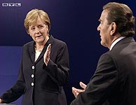 Merkel gesticula durante el turno de palabra de Schorder. (Foto: REUTERS)