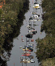 Vehculos sumergidos en agua en una calle anegada de Nueva Orleans. (Foto: AFP)