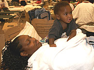 Una mujer y sus hijo descansando en un refugio en Texas. (Foto: EFE)