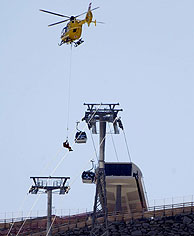 Un helicóptero rescata a uno de los pasajeros del teleférico. (Foto: AP)