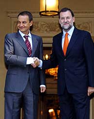 Zapatero ha recibido a Rajoy a las puertas de La Moncloa. (Foto: B. Rivas)
