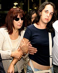 Lorena Hernndez, con su madre, en el aeropuerto de Barajas. (Foto: EFE)