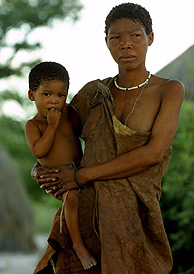 Una mujer bosquimana con su hijo. (Foto: EFE)
