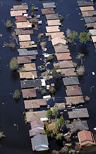 El agua rodea las casas de un barrio de Nueva Orleans. (Foto: EFE)