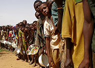 Nios africanos aguardando su racin de comida. (Foto: EFE)