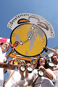Los relojes suenan frente al Ministerio de Exteriores. (Foto: J.Martnez)