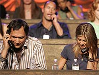 Los actores Jimmy Smits y Jennifer Aniston, entre otros, recogieron las llamadas del pblico. (Foto: AP)