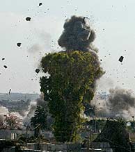 Un edificio militar israel es destruido en la franja de Gaza. (Foto: AP)