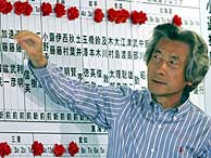 Koizumi marca con un rosa los nombres de los candidatos que espera que sean elegidos. (Foto: REUTERS)