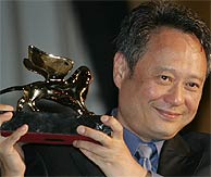 Ang Lee al recoger el León de Oro. (Foto: AP)