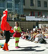 Juegos infantiles frente al Museo Reina Sofa de Madrid. (Foto: EFE)