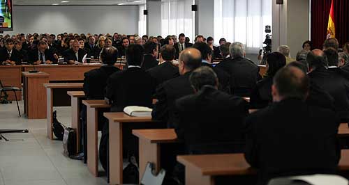 Imagen de los 170 abogados en la sala especial donde se desarrolla el juicio. (Foto: BENITO PAJARES)