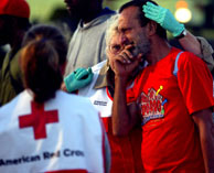 Miembros de Cruz Roja consuelan a un afectado. (Foto: AP)