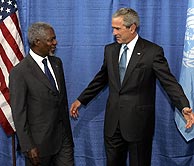 Kofi Annan con George W. Bush antes de la Cumbre Mundial. (Foto: AP)