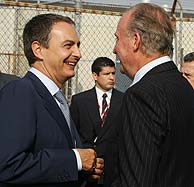 El Rey Juan Carlos y el presidente del Gobierno espaol, Jos Luis Rodrguez Zapatero, a su llegada hoy al aeropuerto John Fitzgerald Kennedy de Nueva York. (Foto: EFE)