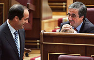 El ministro de Defensa, con el diputado de ERC Joan Puig. (Foto: EFE)