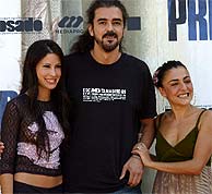 Fernando León posa junto a la actrices Candela Peña (d.) y Micaela Nevaraez. (Foto: AP)