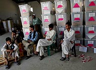 Empleados afganos descansan durante la preparacin del material electoral que envan a los distintos centros de voto. (Foto: REUTERS)