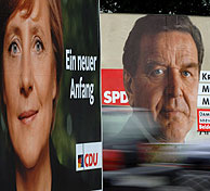 Carteles electorales de Merkel y Schrder en Colonia. (Foto: EFE)