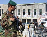 Un polica patrulla Kandahar. (Foto: EFE)