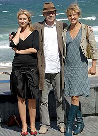 Los tres actores de la pelcula danesa, Jesper Christensen, Charlotte Fich y Beate Bille. (Foto: EFE)