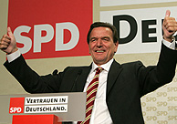 Schrder, durante su comparecencia en la sede del SPD. (Foto: AP)