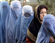 Mujeres afganas hacen cola para votar en Kabul. (Foto: EFE)