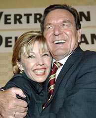 El canciller alemn, Gerhard Schrder, abraza a su esposa tras conocer los resultados. (Foto: EFE)