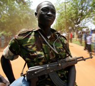 Un soldado patrulla en las calles de Juba. (Foto: REUTERS)