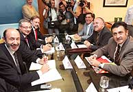 Reunin en Madrid de las delegaciones del PSOE (izda.) y ERC. (Foto: EFE)