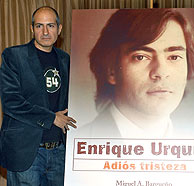 Bargueo, escritor de la biografa, posa junto a la portada del libro. (Foto: EFE)